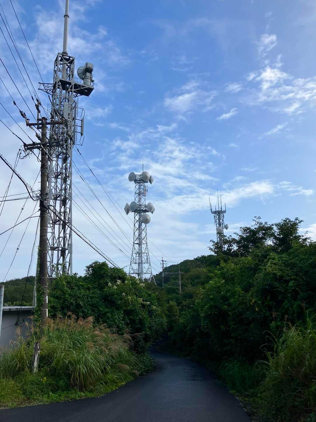 いきなり九千部山山頂部。
「午後から天気が崩れそうだから」と言い訳して、車で上がってきました。
佐賀県鳥栖市は意外と近い。