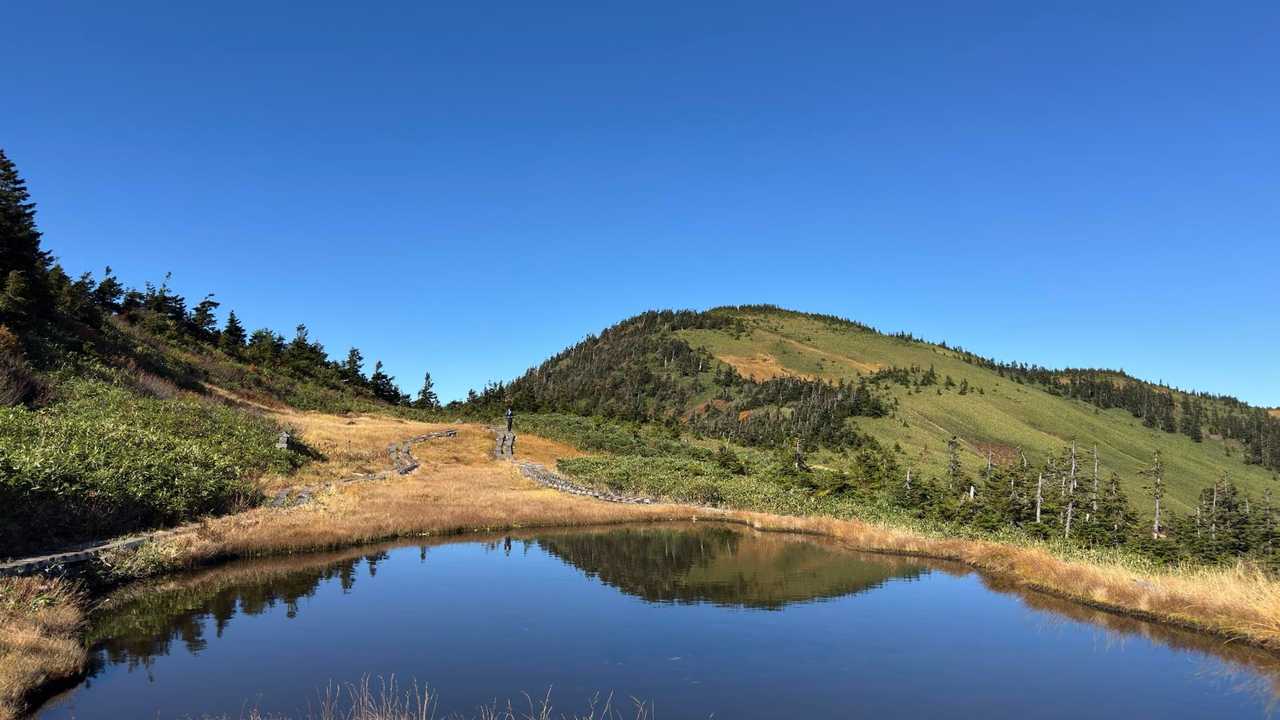 会津駒ヶ岳・中門岳、草紅葉広がる稜線へ の写真 21