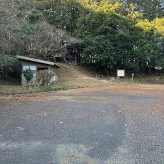 野外音楽堂着！
お向かいのトイレ前。広いけどチェーン⛓️あって車は停めれない。