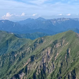 初日、JP。
上越国境稜線の檜倉山〜大烏帽子山。奥は越後三山。