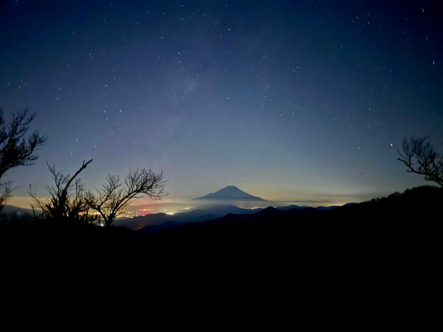 街の灯りと富士山
天の川と一緒に撮れた！図々しくも人様の三脚をお借りしてしこたま撮りました。その節はありがとうございました。