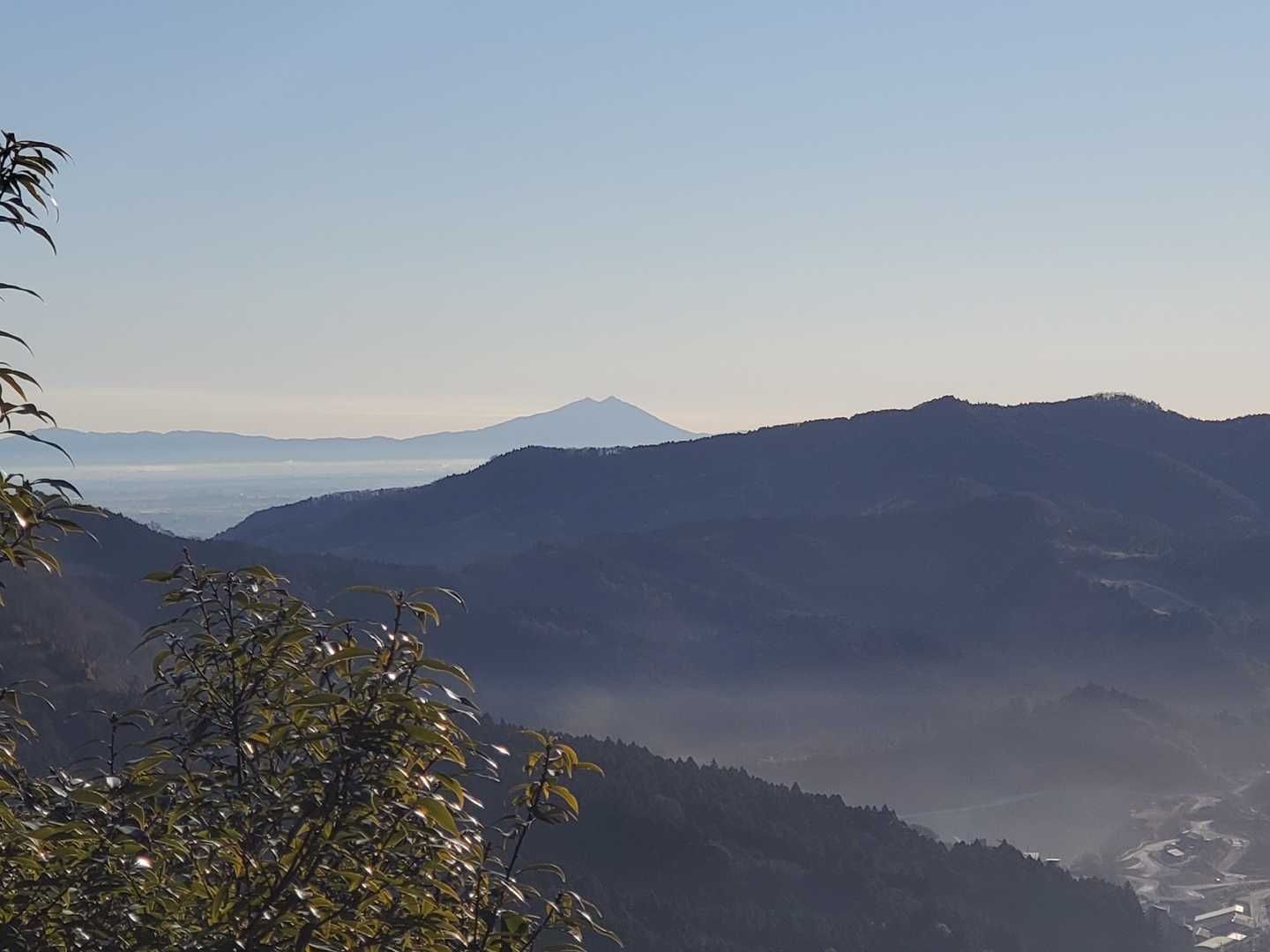 東側には雲に浮かぶ筑波山！！
筑波ってこんなに風格のある山だったのか！？およそ800mの山とは思えない秀麗さです。