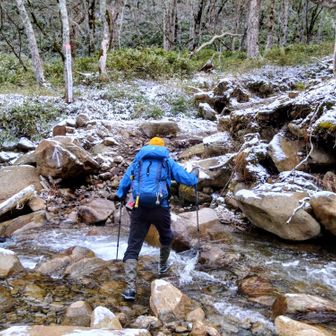岩は所々凍っています。
アッキーさん、帰りにドボン🤣🤫