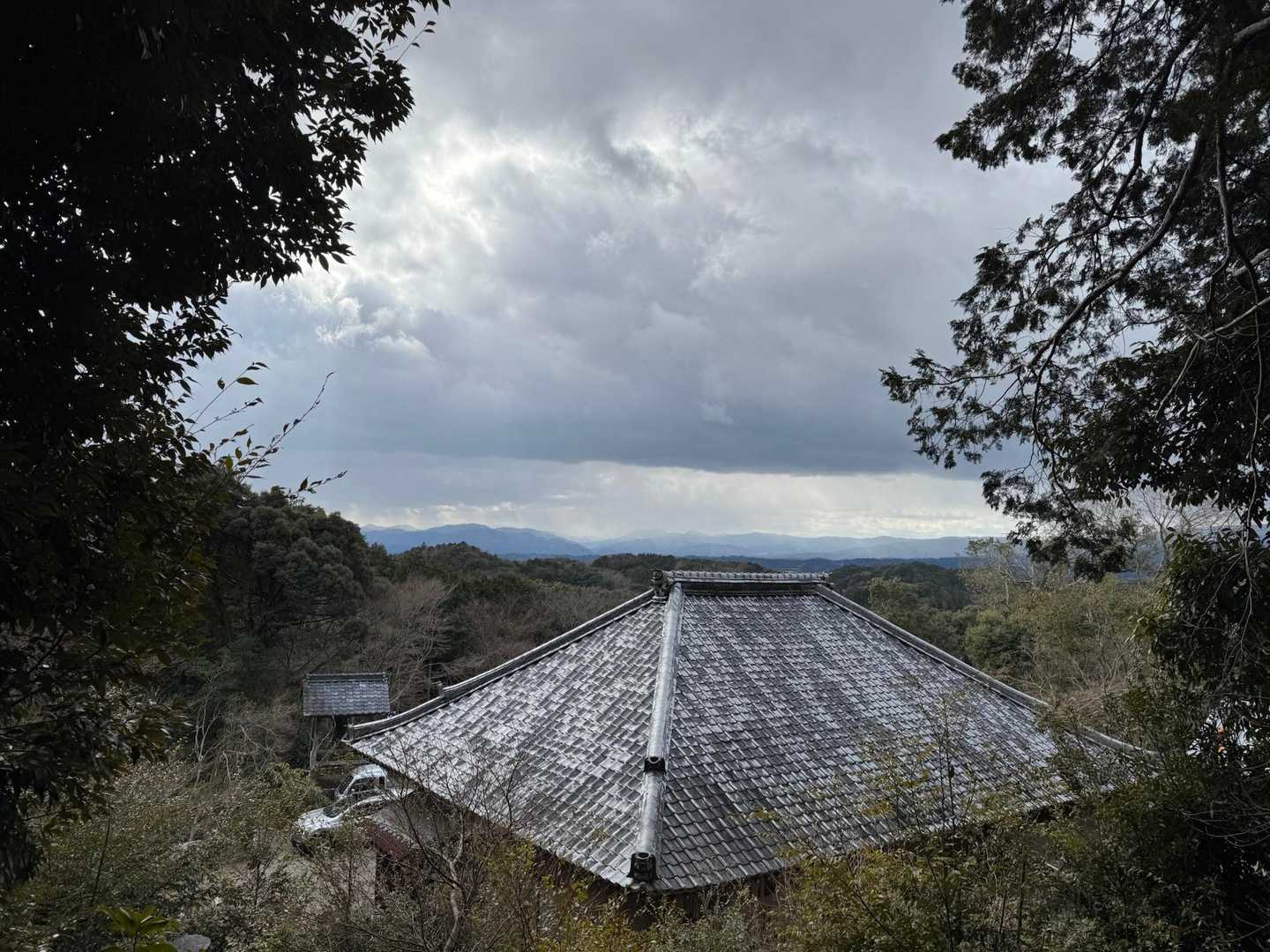 山方面は、雪が降ってそうな雲☁️
