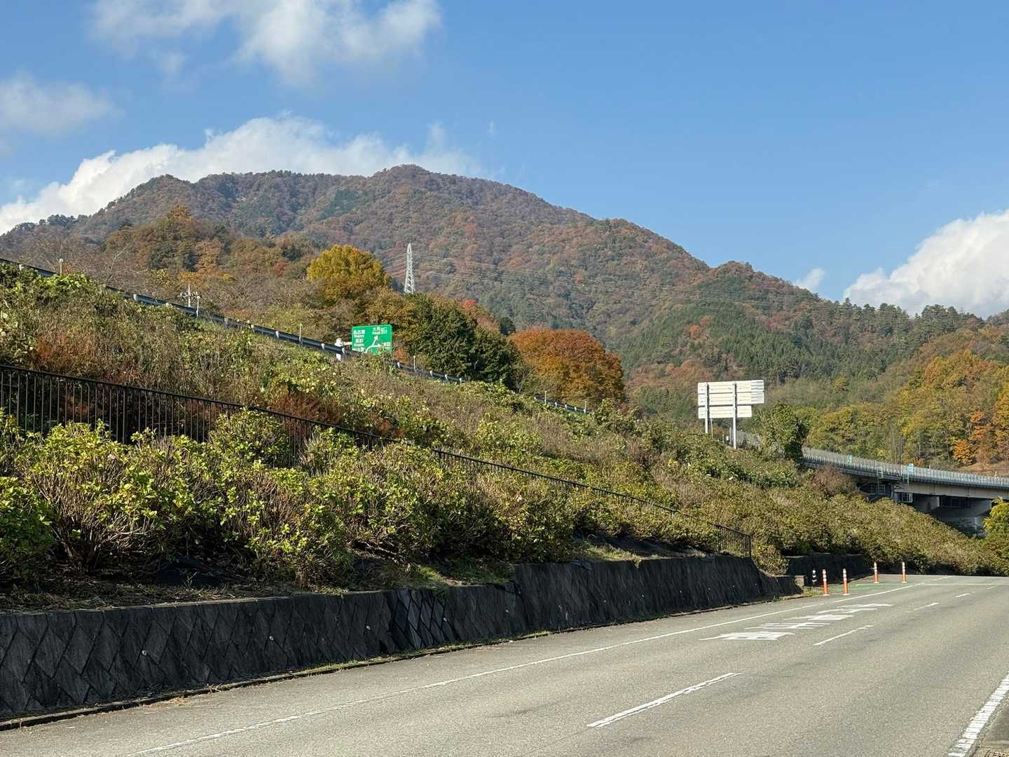 「道の駅つる」に駐車してスタート🅿️

駐車場はとても広く、RVパーク🚙や電気自動車の充電設備などが備わっておりました。

中央自動車道の奥、正面に聳え立つ「高川山⛰️」
今回、登頂目的の山です😁