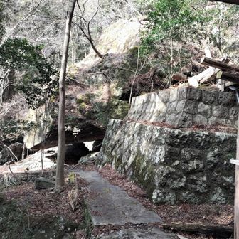 石の下の瓦は、社のものだったのだろうか？