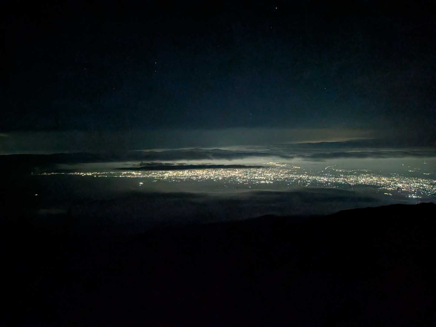 夜中トイレに起きたついでに気になって外へ
霧が晴れて下界の街明かりが見えて天気回復に感動！