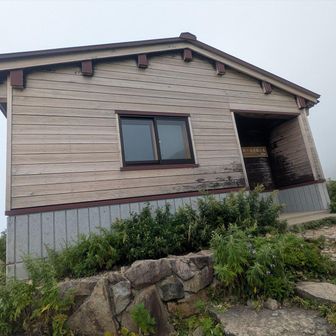 チブリ尾根避難小屋と設計は同じ。