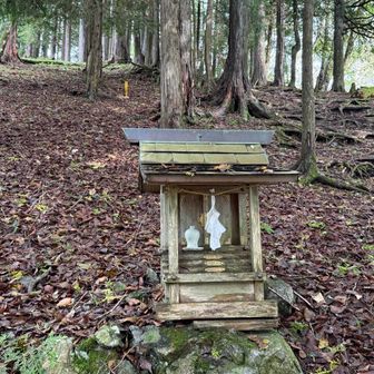 祠が山頂直下にある