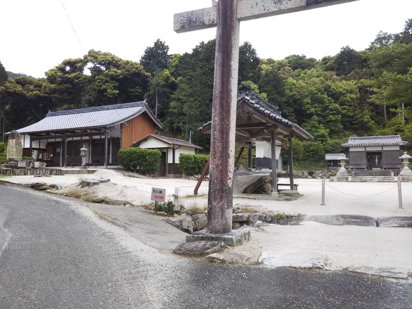 神社の隣は長谷寺です。
開けていて素敵な風景。