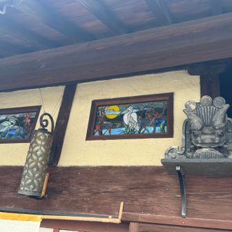 紀泉アルプス・飯盛山・ボンデン山 軒下に、鷺のステンドグラスと鬼瓦👹
どちらも素晴らしい✨
軒下やで❗️