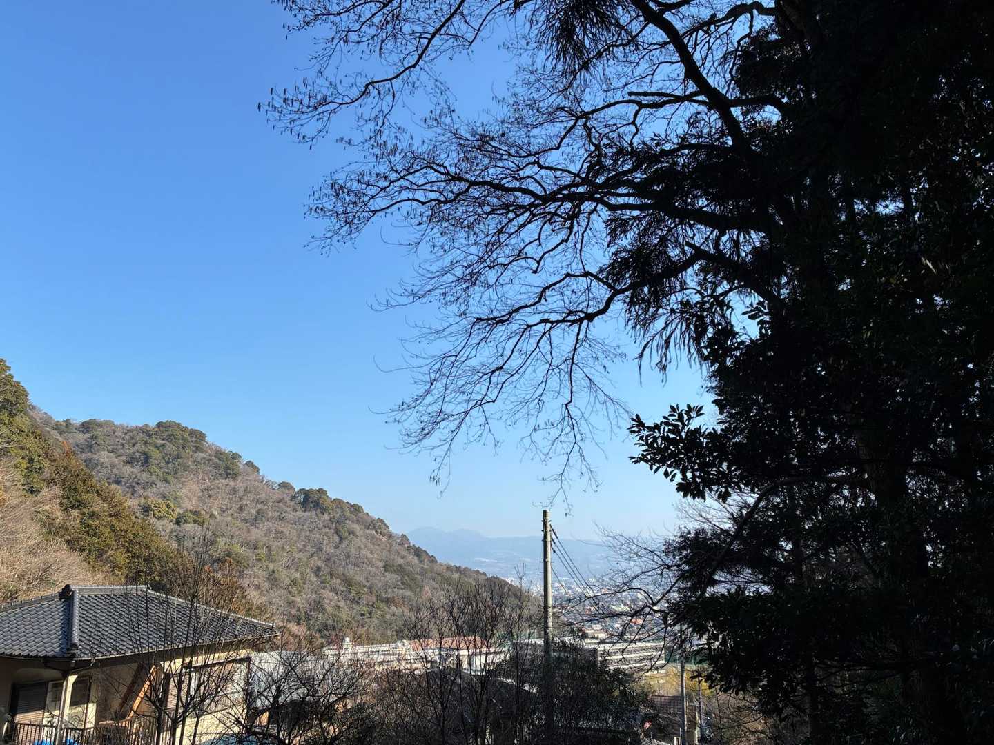 沼津商業高校前のバス停からスタートします
住宅街を登っていきます
写真は、道から見下ろしたところ