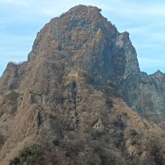 圧巻の天狗峰⛰️カッケェ🤩
岩のゴツさやべぇ
目の前に迫り大迫力👏
祖母山系の大障子岩や前障子岩、傾山の岩峰ですら「巻き道♪ウェーイwww」なノリで山頂にたどり着けるけど、こちら根子岳天狗峰だけは本格的アルパインクライミング🧗‍♀の世界です…🙄