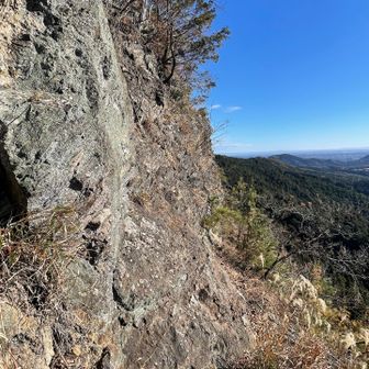 ヨコバイ、岩場を登るとこの崖。タテバイです。
ロープはあります。