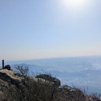 女体山山頂😊
今日は景色望めず
黄砂あり
毎年恒例なのかな、広い範囲で野焼きも😌