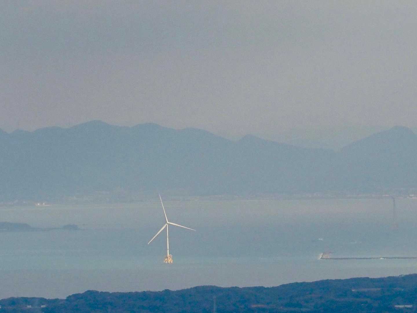 パノラマ展望所より✨
若松区響灘沖の洋上風力発電の風車群🔹全25基設置されています。

奥は下関市の北浦スカイライン ᨒ𖡼.𖤣𖥧
宗像四塚以上のハードな縦走が楽しめます。