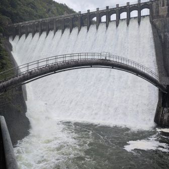 大岩ヶ岳登山口手前の橋から千苅ダムの迫力のあるフル放流を見る。😯
