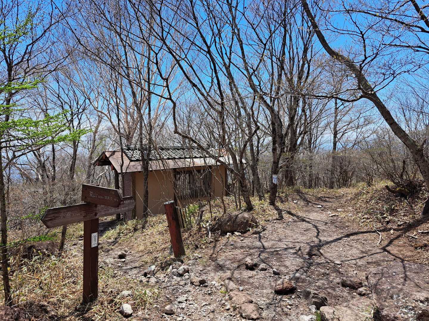 　荒山からの下山ルートの合流点。南側があいている四阿で小休止。