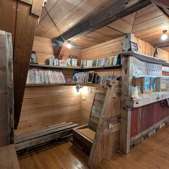 食堂の一角には登山関係の書籍がたくさん置いてあって夕食までの間ゆっくり過ごせました