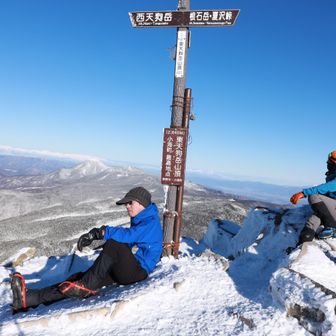 東天狗岳(2640m)到着♪
謎配置に笑う