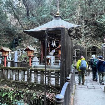 琵琶瀧。右端の３人と登りました。白髪の長身、我らが隊長です