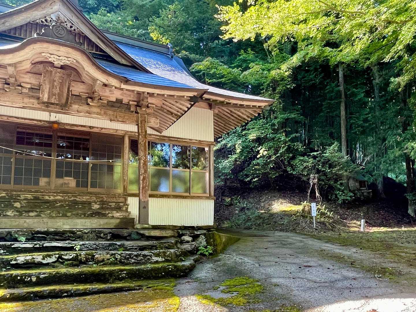 本殿横の登山口から登山開始