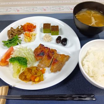 夕食
温かいご飯は身体に沁みる✨️
ごちそうさまでした🍚