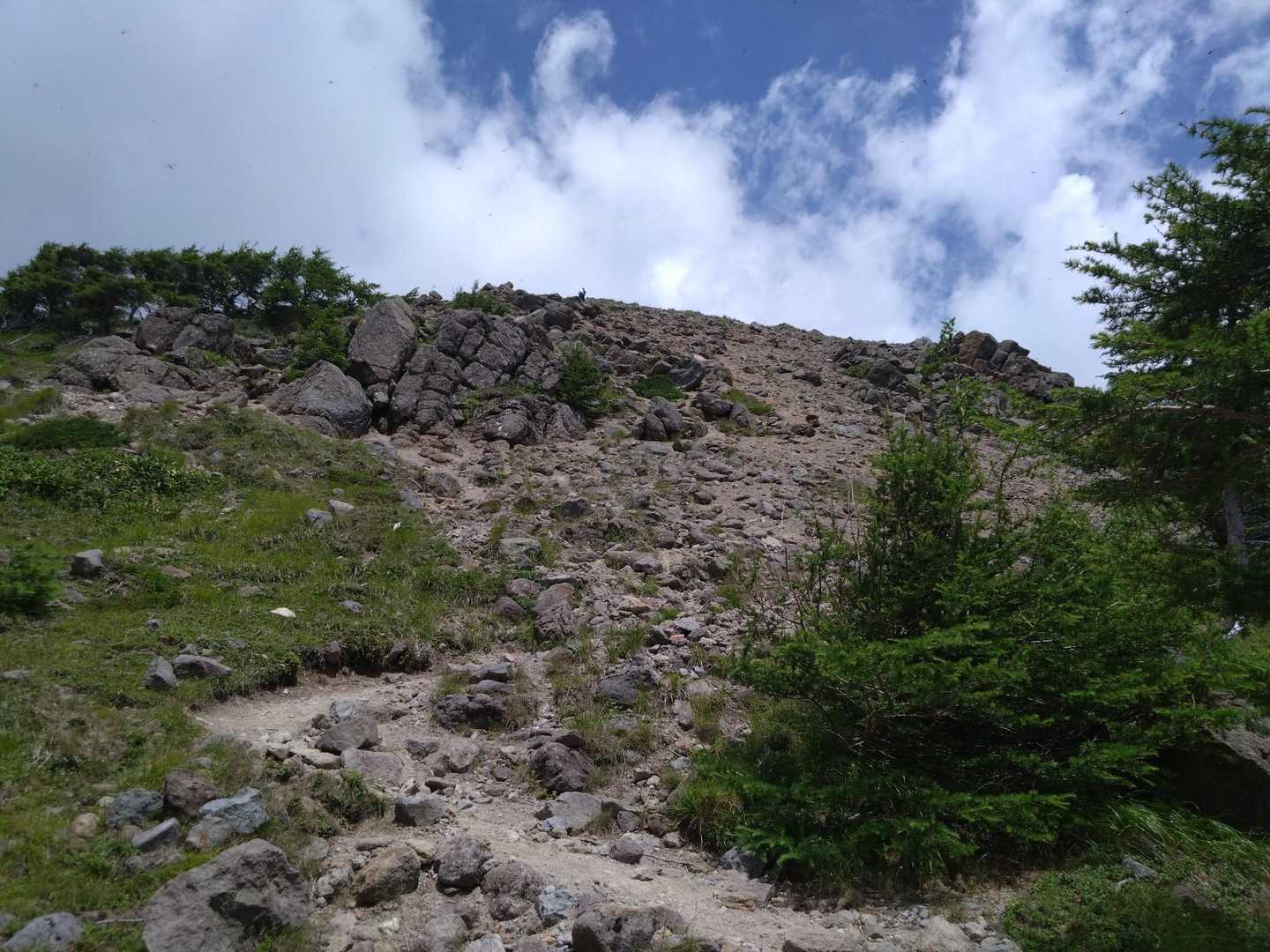 前白根山への登り返し🥵ザレ場キツイ