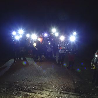 登山班は参加者の道案内
ヘッドライト点けて4:30登山口を出発です🔦

あら、ここ記者会見会場かしら？
めっちゃフラッシュ焚かれてるみたい📸🤣