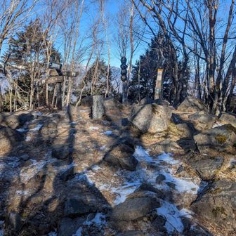 八紘嶺に到着。
山頂付近はそれなりに風が強く、山伏まで無事に行けるのか、結構ビビりました。