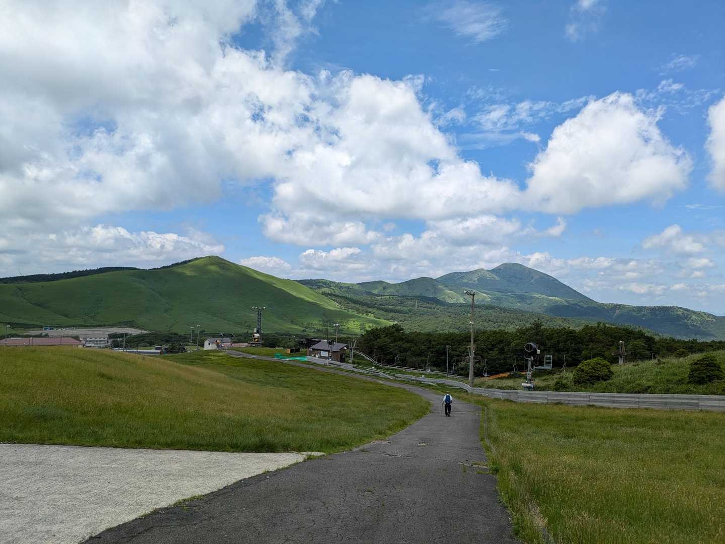 行きがけは見えなかった一目山〜涌蓋山も綺麗に見えて下界の暑さがウソのような涼しさです〜
オオヤマレンゲまだ瞼の中に残ってますよ〜🥰
今日も登れて良かった〜
今日もありがとうございました〜☺️