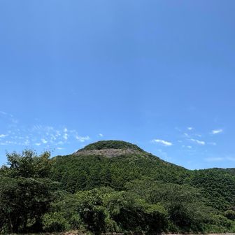 このお山が白岳！
真ん中に岩壁があるのが特徴的！😀
