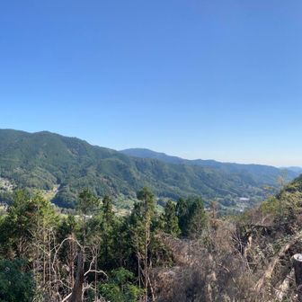 生藤山から陣馬山方面。
尾根を沿って行くと高尾山まで続く。
何度も歩いた山域を外から感慨深く眺める。