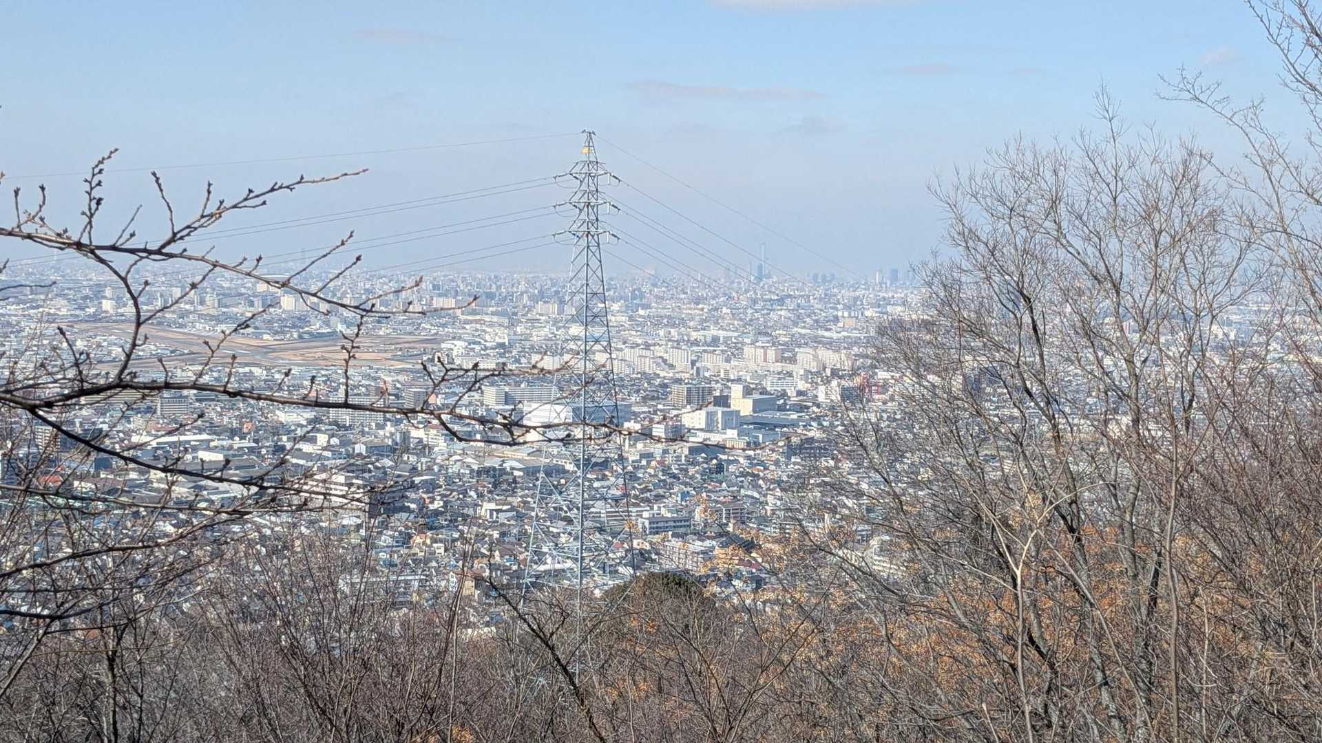 南パノラマ展望台
八尾空港、鉄塔の右側奥にはあべのハルカス（肉眼だと見えます）