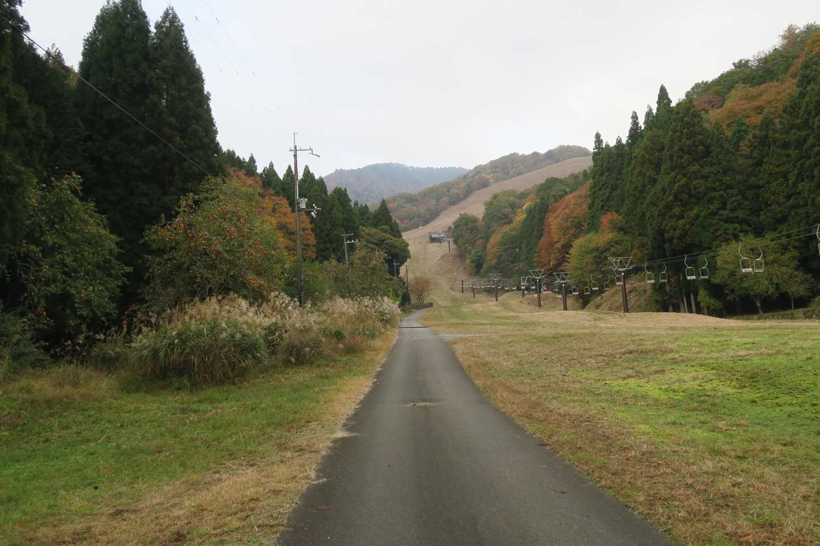 万場スキー場ゲレンデを登山口へ向かいます