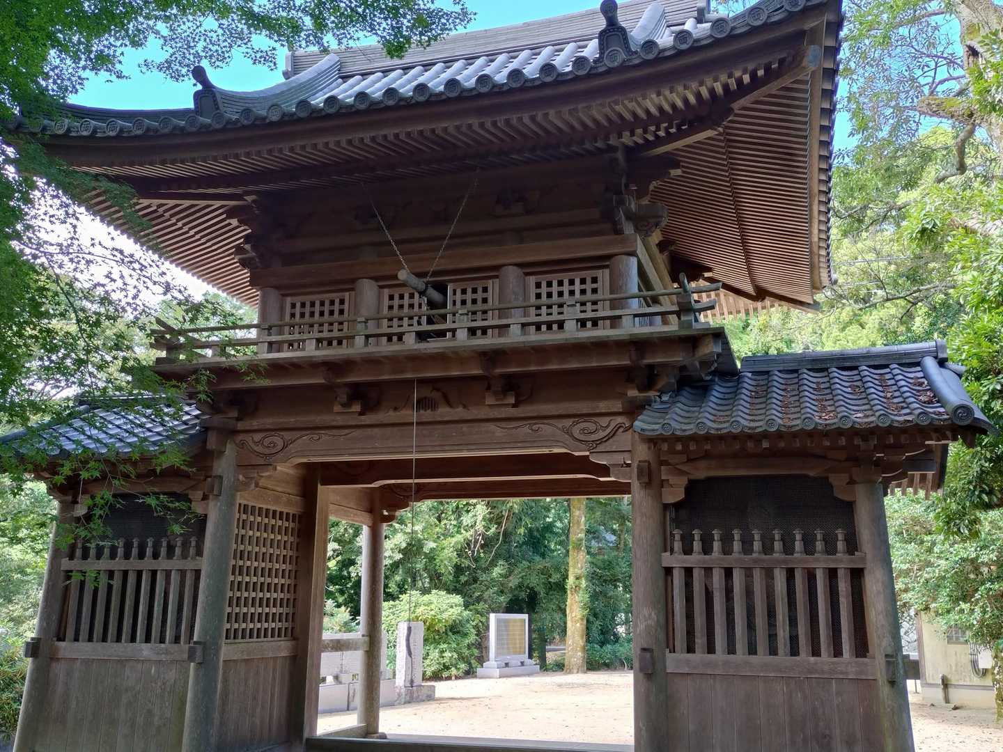駐車場に戻って
金剛力士像のある山門を見ます。

ぶら下がってる綱を引くと鐘が鳴ります。