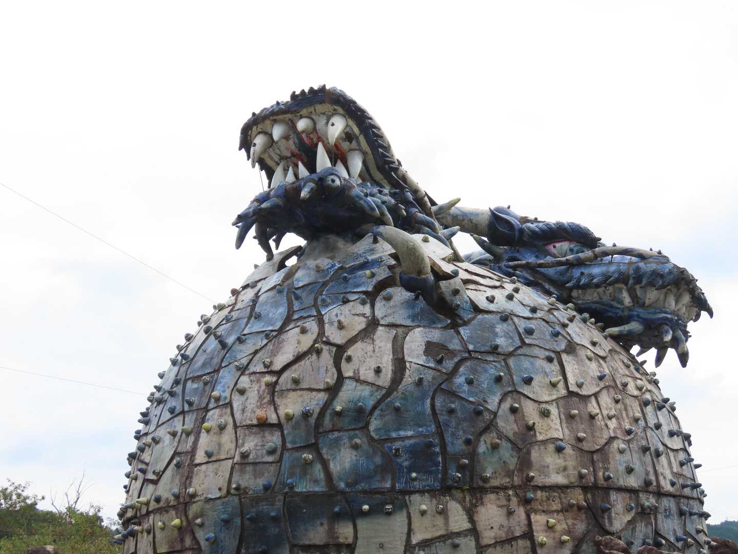 19号線沿いには大きな竜のモニュメント