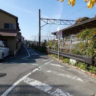 線路沿いに２～３分歩いて