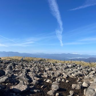 向こうは雪山。