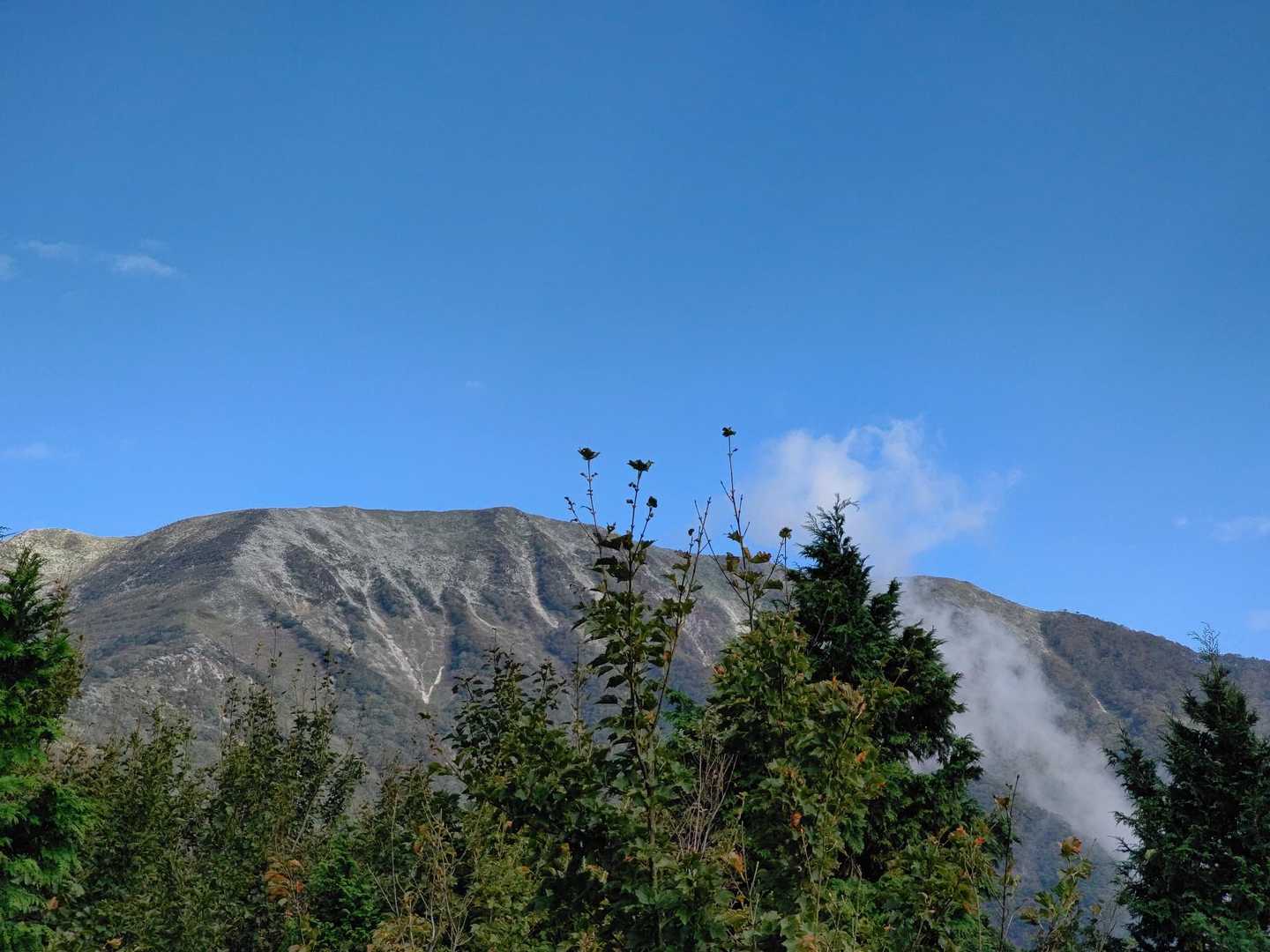 山頂は眺望ないけど、すぐ横の登山道からこの景色🤩