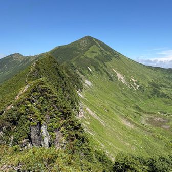 戸蔦別岳も雲が取れてきました。頑張り所の登り返し