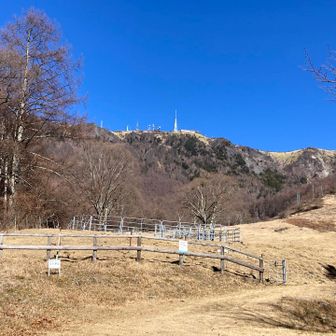 三城牧場から王ヶ頭ホテルや電波塔群が見える