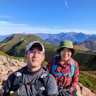 魔王岳(2,763m)山頂。一日歩いたご褒美のような景色をバスを降りて10分で。いきなりパンチを食らう👊
