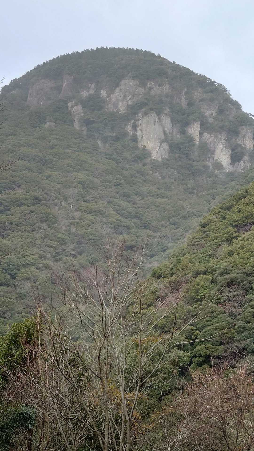 降りてきたけど、なんか威厳のありそうな山が…。