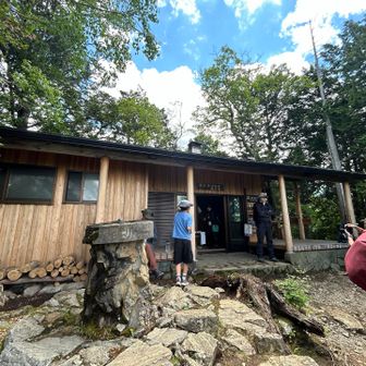 約40分間
軽い昼食を摂ります
いつもの如く全然食欲無し😅

小屋のご主人からは中で休んでくださいと言われましたが、景色が見たいので虫の多い外で休憩😉