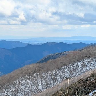 段ヶ峰南尾根の向こうに　瀬戸の海
直線距離40km