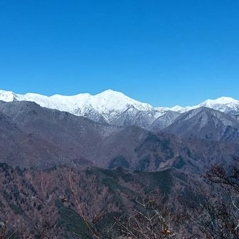 吾妻耶山山頂。
奥:俎嵓、茂倉岳〜一ノ倉岳〜谷川岳〜巻機〜笠ヶ岳朝日岳白毛門。1つ手前:中ゴー尾根天神尾根天神山。手前:阿能川岳。