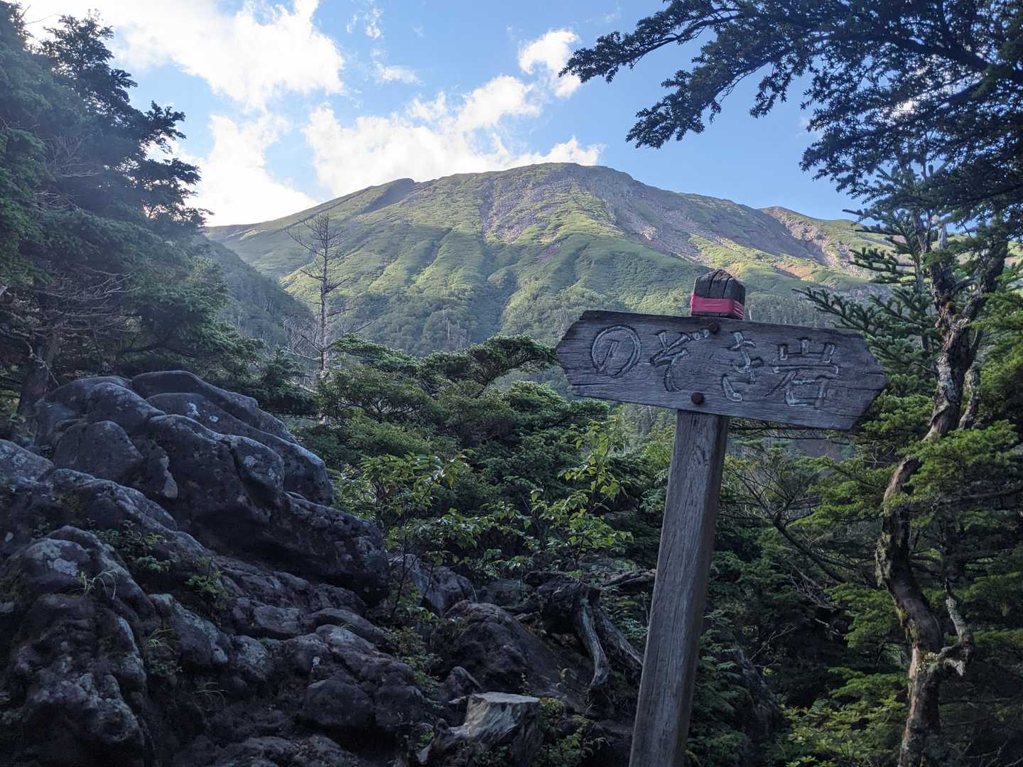 のぞき岩。本峰の存在感がだいぶ出てくる場所です。