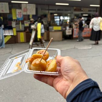 ところで、行動食も取っても取っても
エネルギーを持っていかれている気がしている
どうも昼飯まで持ちそうにない

そして、何か不足があると、こうしてすぐさまあてがわれる摩訶不思議
ということで、味噌ジャガをいただく

何これっ！
ウマっ！
沁みっ！