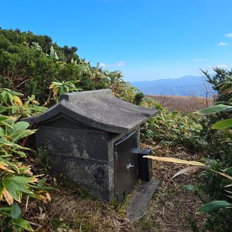 イチイの大木の脇に翁神社あり